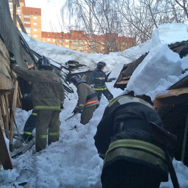 Двух человек завалило частями рухнувшей от снега крыши